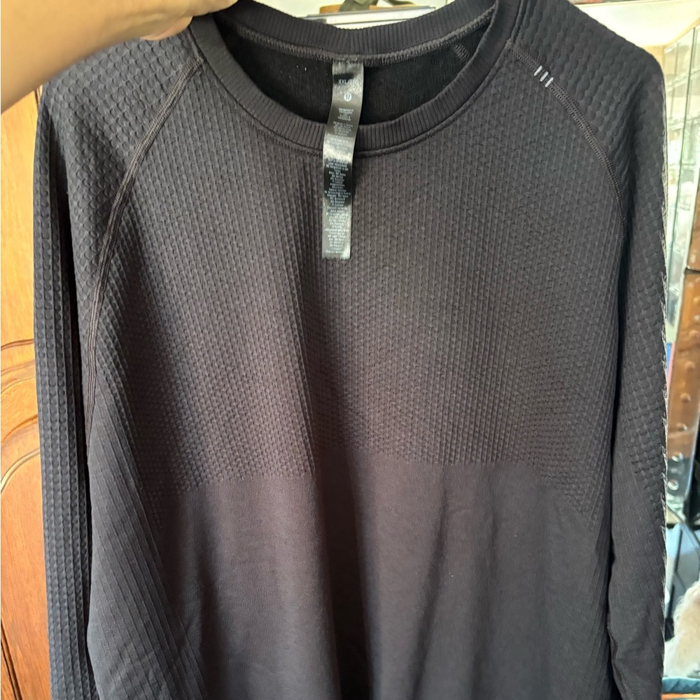 Men’s black Lululemon engineered warm long sleeve crew neck XXL